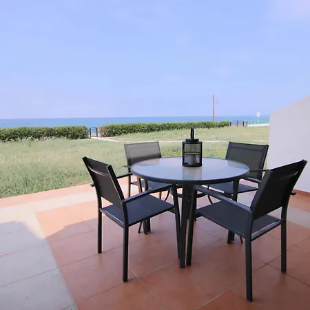 Phaedrus Living: Beachfront Morona Villa *