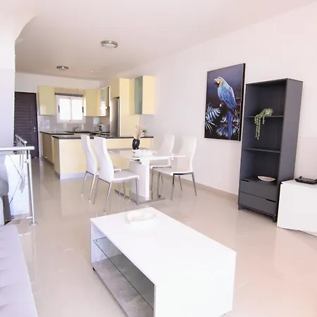 Villa Phaedrus Living: Beachfront Morona *